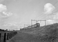 150912 Afbeelding van twee electrische treinstellen mat. 1946 van de N.S. ter hoogte van Gouda.